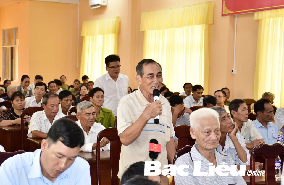 Cử tri xã Ninh Quới A (huyện Hồng Dân) kiến nghị với Đoàn ĐBQH tỉnh tại buổi tiếp xúc cử tri. Ảnh: H.T